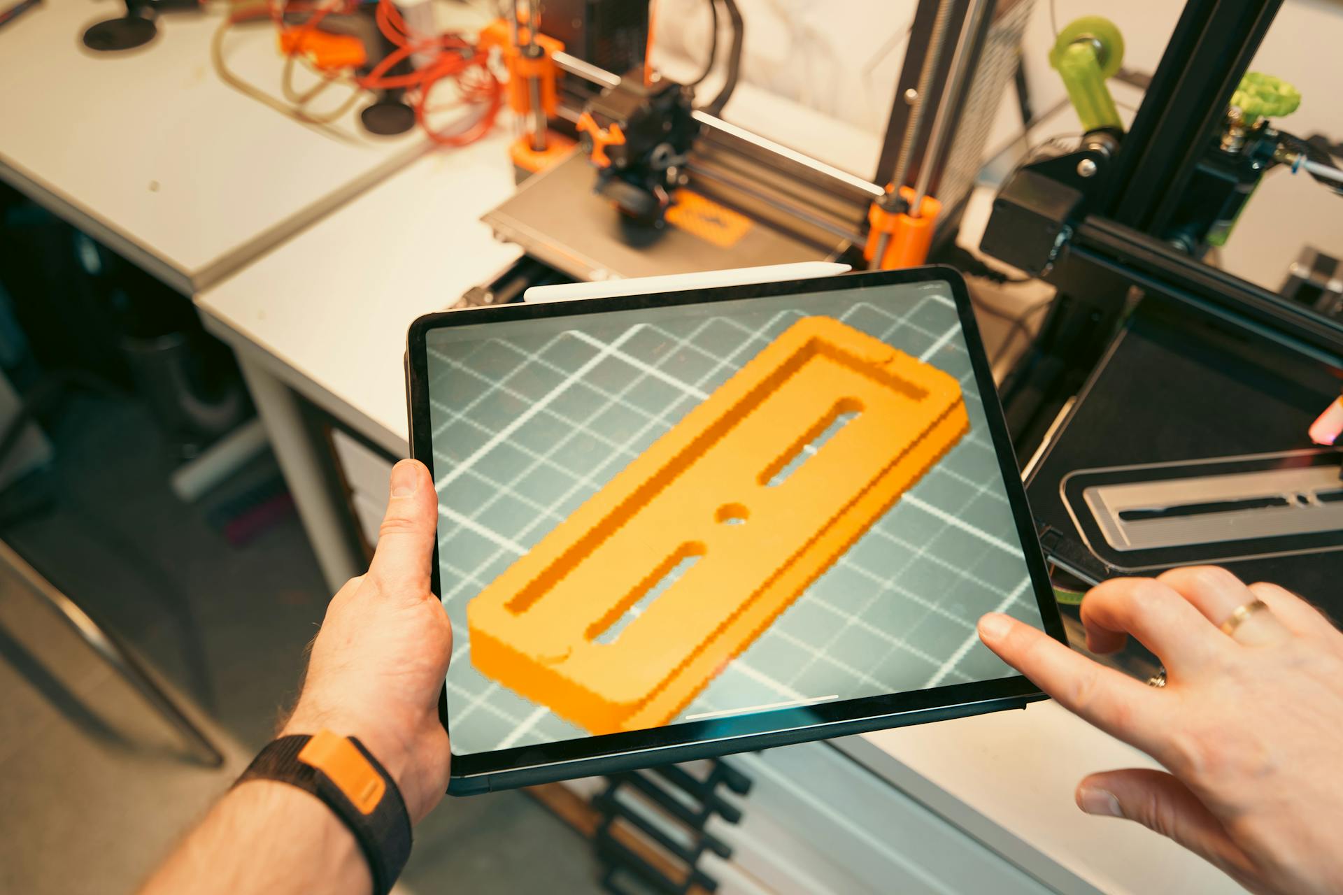 pexels-jakubzerdzicki-30415869 Verschillende 3D print materialen naast elkaar getoond met voorbeeldproducten gemaakt via onze 3D printservice.